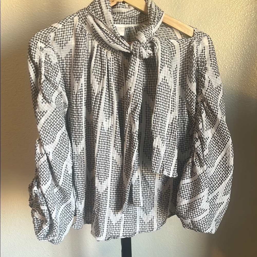Anthropologie DRA Los Angeles White & Black Arrow Tie Front Blouse